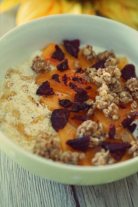 BOWL DE YOGUR CON KAKI, AVENA, CEREALES Y REMOLACHA CRUJIENTE BOWL DE YOGUR CON KAKI, AVENA, CEREALES Y REMOLACHA CRUJIENTE