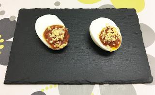 Huevos rellenos de atún picantes