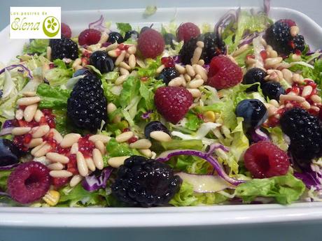 Ensalada de col con frutos rojos y vinagreta de piñones