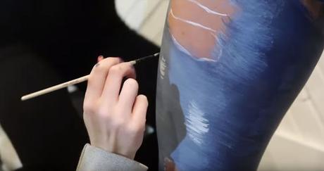 Una modelo de BodyPainting paseó desnuda por un centro comercial y las reacciones son muy graciosas Una modelo de BodyPainting paseó desnuda por un centro comercial y las reacciones son muy graciosas