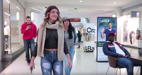 Una modelo de BodyPainting paseó desnuda por un centro comercial y las reacciones son muy graciosas