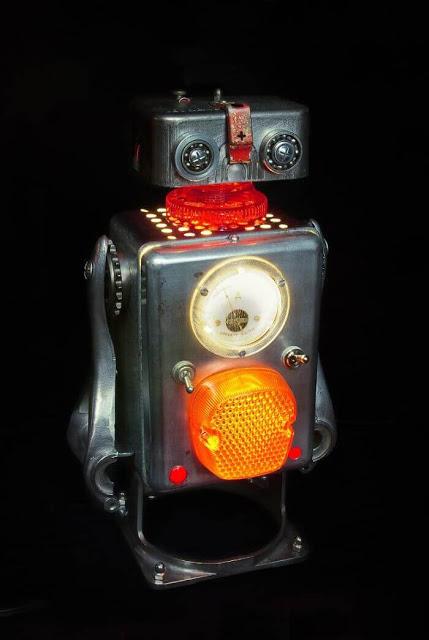 15 Robots Increíbles e iluminados esculpidos con piezas recicladas por Brauer