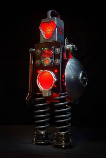 15 Robots Increíbles e iluminados esculpidos con piezas recicladas por Brauer 15 Robots Increíbles e iluminados esculpidos con piezas recicladas por Brauer