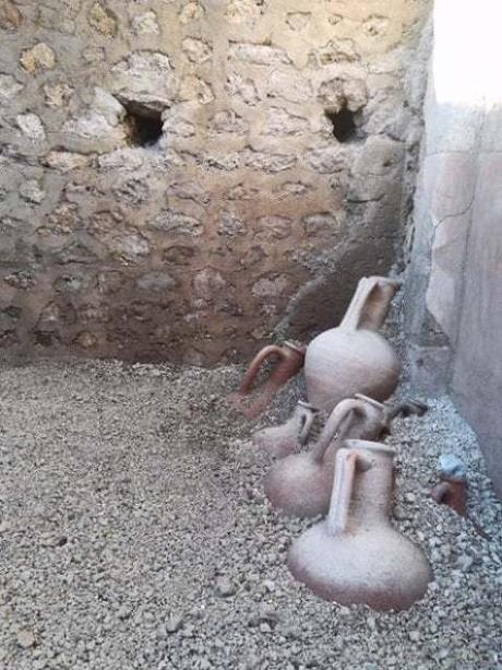 Descubren 14 ánforas romanas en muy buen estado en Pompeya