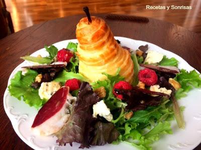 PERA HOJALDRADA CON ENSALADA FESTIVA PERA HOJALDRADA CON ENSALADA FESTIVA