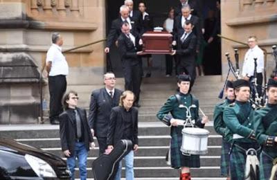 Gaiteros despiden a Malcolm Young en su funeral mientras Angus introduce su guitarra en el coche fúnebre Gaiteros despiden a Malcolm Young en su funeral mientras Angus introduce su guitarra en el coche fúnebre