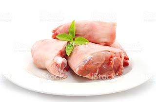 Pies de cerdo con setas variadas y picada de almendra
