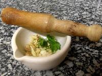 Pies de cerdo con setas variadas y picada de almendra