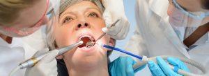 ¿Es doloroso un reemplazo permanente del diente? Implantes dentales Vs coronas y puentes