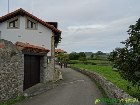 Ruta de los Misterios del Mar: Camino entre casas y prados