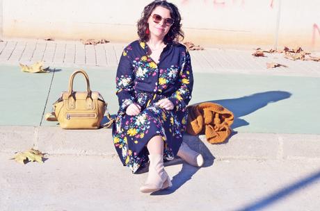 Vestido midi de flores con cardigan mostaza