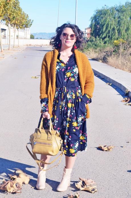 Vestido midi de flores con cardigan mostaza