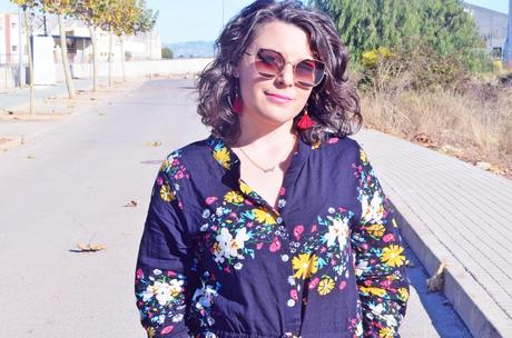 Vestido midi de flores con cardigan mostaza