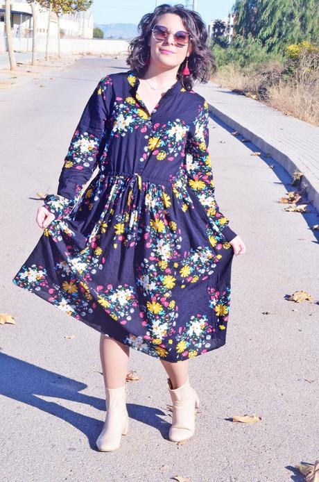 Vestido midi de flores con cardigan mostaza