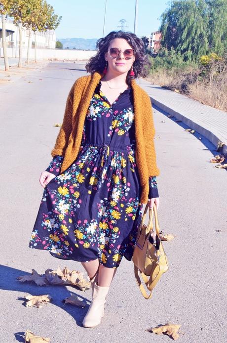 Vestido midi de flores con cardigan mostaza