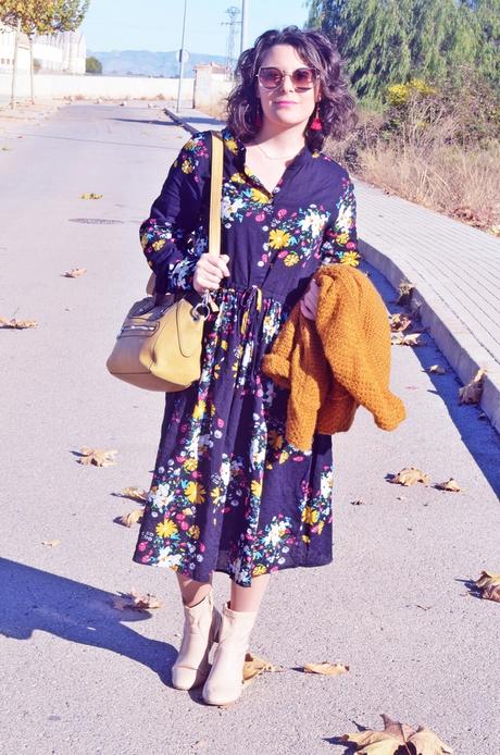 Vestido midi de flores con cardigan mostaza