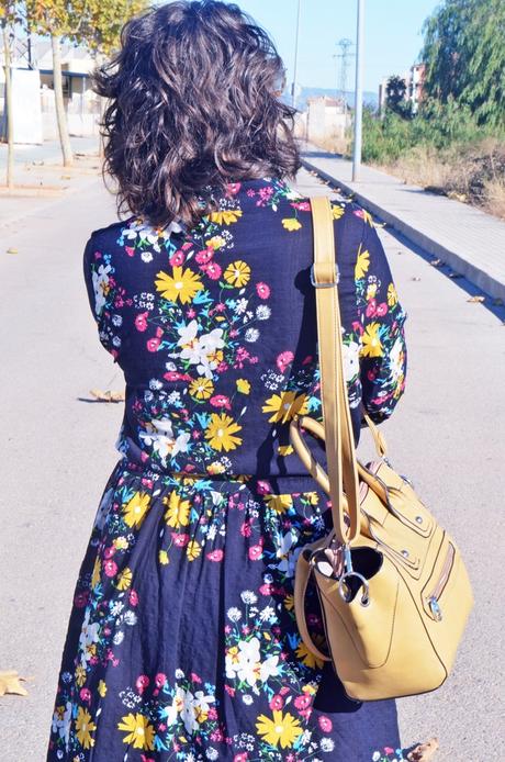 Vestido midi de flores con cardigan mostaza