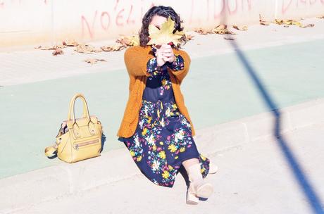 Vestido midi de flores con cardigan mostaza