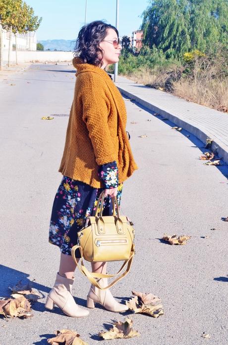 Vestido midi de flores con cardigan mostaza