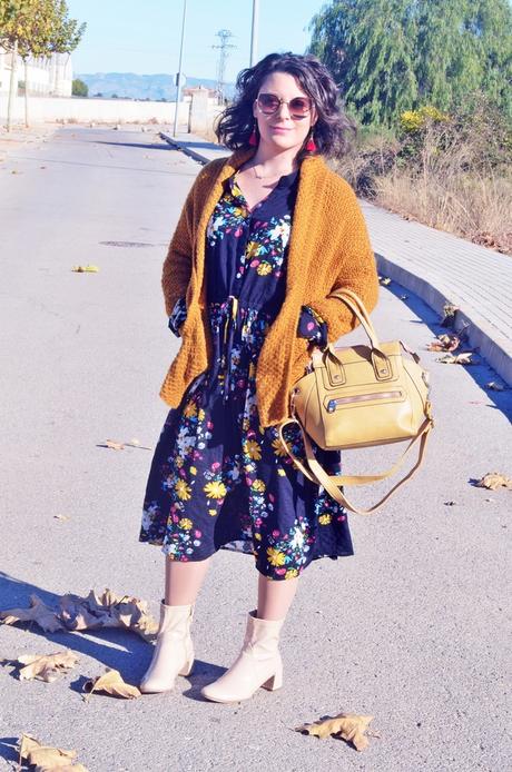 Vestido midi de flores con cardigan mostaza