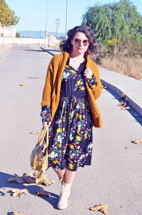 Vestido midi de flores con cardigan mostaza Vestido midi de flores con cardigan mostaza
