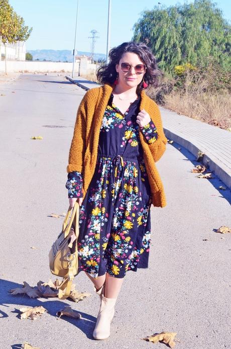 Vestido midi de flores con cardigan mostaza