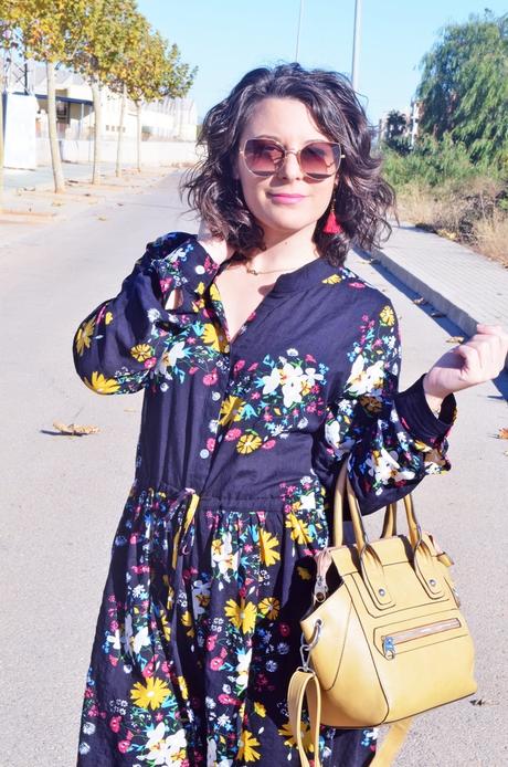 Vestido midi de flores con cardigan mostaza