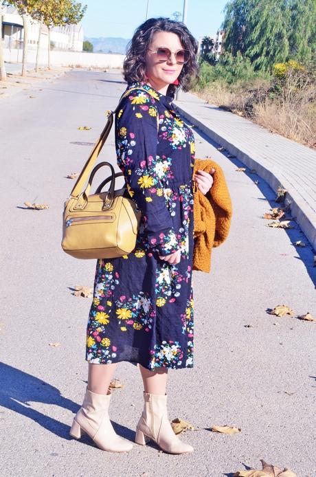 Vestido midi de flores con cardigan mostaza