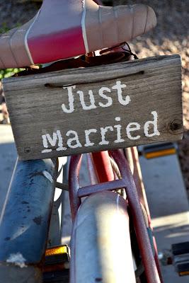 Bicicleta decorativa con cartel de Consejos para Señalizar la Boda