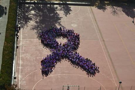 CEIP Gloria Fuertes: Un gran lazo violeta contra la violencia hacia las mujeres CEIP Gloria Fuertes: Un gran lazo violeta contra la violencia hacia las mujeres
