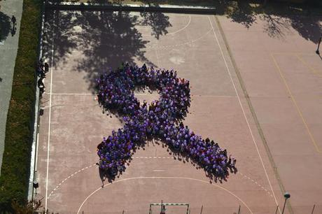 CEIP Gloria Fuertes: Un gran lazo violeta contra la violencia hacia las mujeres