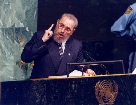 durante-la-cumbre-del-milenio-fidel-castro-vuelve-a-dirigirse-a-la-asamblea-general-de-las-naciones-unidas-en-nueva-york-septiembre-de-2000