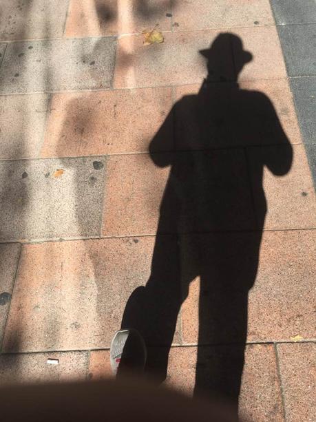 Sombras La imagen puede contener: una o varias personas, calzado y exterior