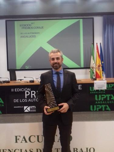 Infoautónomos, premio “Coraje” de UPTA-A por divulgar el trabajo autónomo Marcelo Vázquez recoge el Premio Coraje de los Autónomos