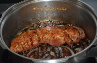 Solomillo de cerdo con cebolla caramelizada