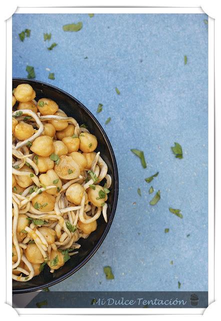 Ensalada tibia de Garbanzos, Gulas y Ajos Ensalada tibia de Garbanzos, Gulas y Ajos