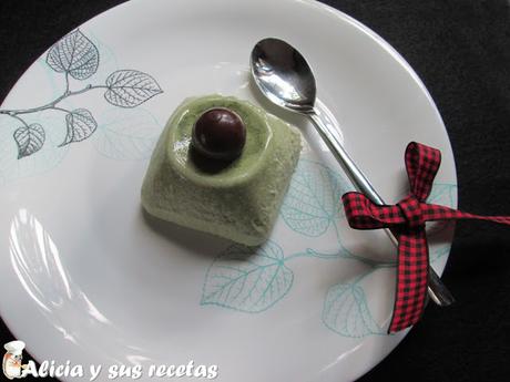 PANNACOTTA DE TÉ MATCHA CON BOMBÓN DE CHOCOLATE NEGRO