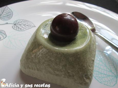 PANNACOTTA DE TÉ MATCHA CON BOMBÓN DE CHOCOLATE NEGRO