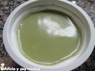 PANNACOTTA DE TÉ MATCHA CON BOMBÓN DE CHOCOLATE NEGRO