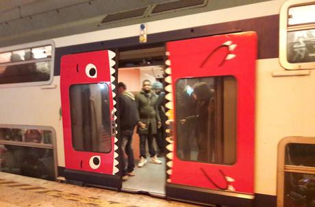 Un monstruo en las puertas del metro para evitar que los viajeros suban tras la señal acústica