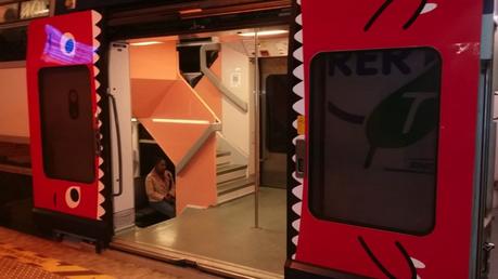 Un monstruo en las puertas del metro para evitar que los viajeros suban tras la señal acústica