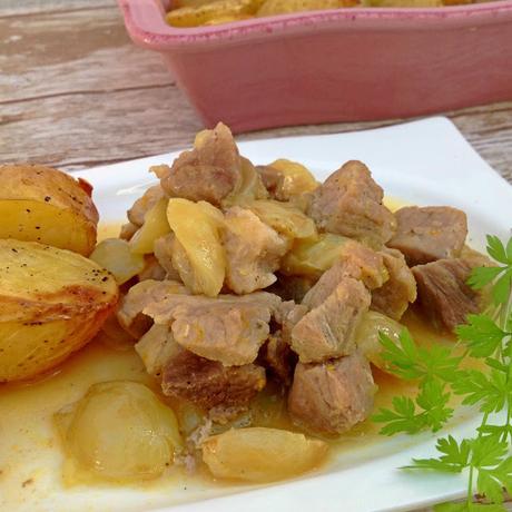 Carne de cerdo con mandarinas y uvas