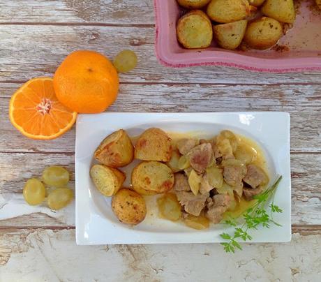 Carne de cerdo con mandarinas y uvas