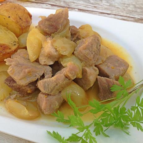 Carne de cerdo con mandarinas y uvas