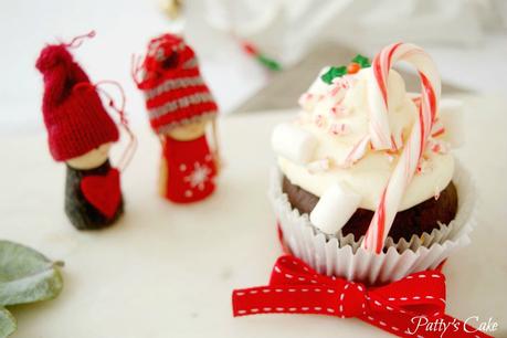 Cupcakes de chocolate y turrón con crema de chocolate blanco para estas Navidades