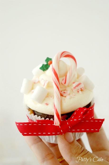 Cupcakes de chocolate y turrón con crema de chocolate blanco para estas Navidades