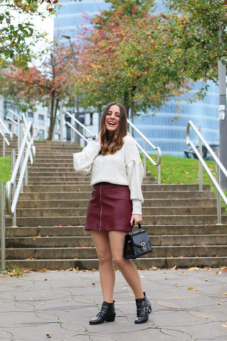 Outfit de otoño con falda granate