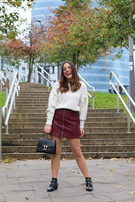 Outfit de otoño con falda granate