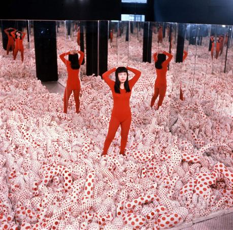 Yayoi Kusama: Biografía, obra y exposiciones infinity-mirrored-room-kusama