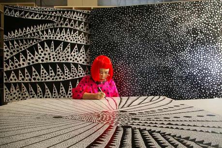 Yayoi Kusama: Biografía, obra y exposiciones Yayoi Kusama signing